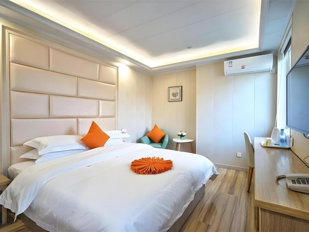 Hotel Shell Baoshan District Songbin Road Subway Station