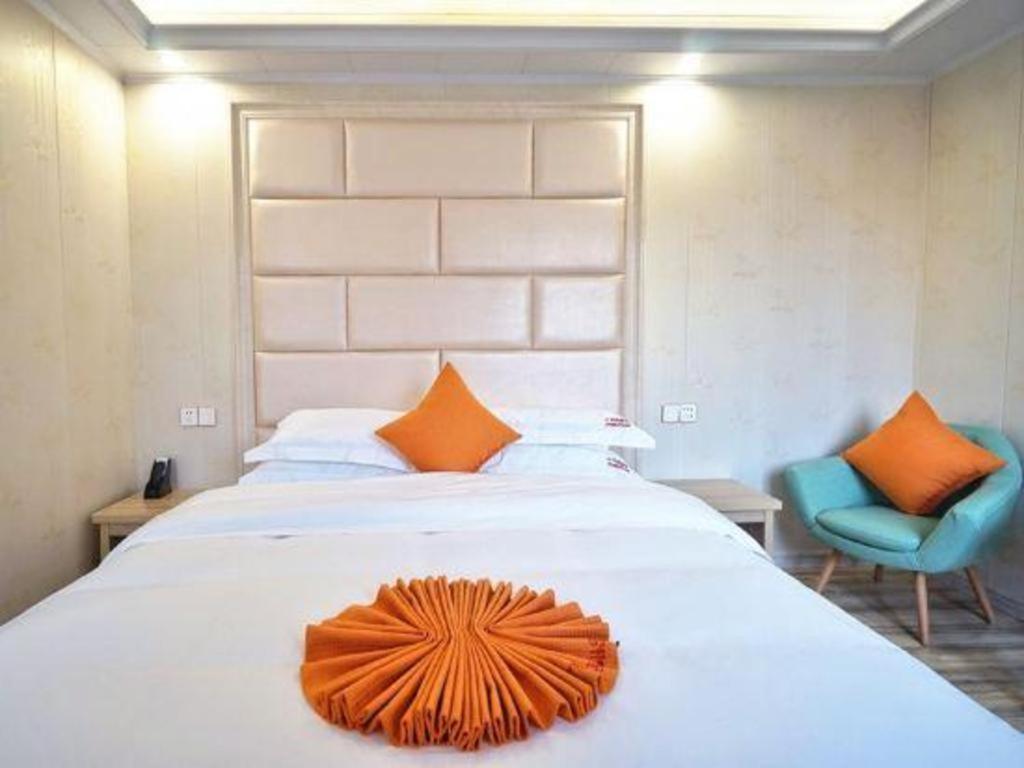 Shell Baoshan District Songbin Road Subway Station Hotel