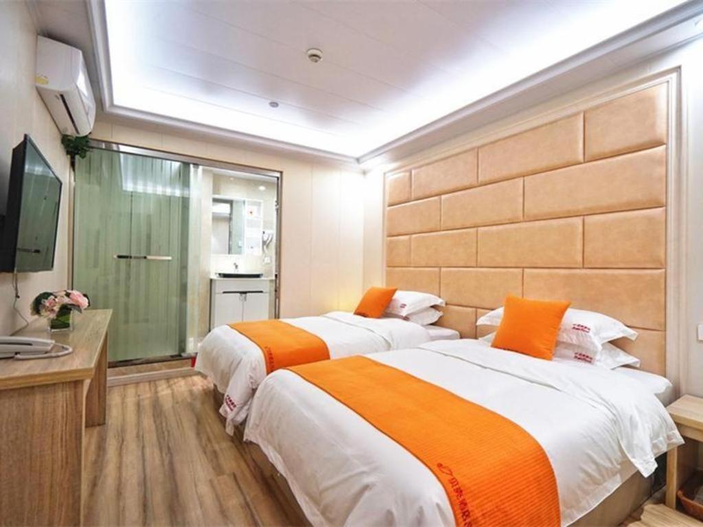 Shell Baoshan District Songbin Road Subway Station Hotel 2*