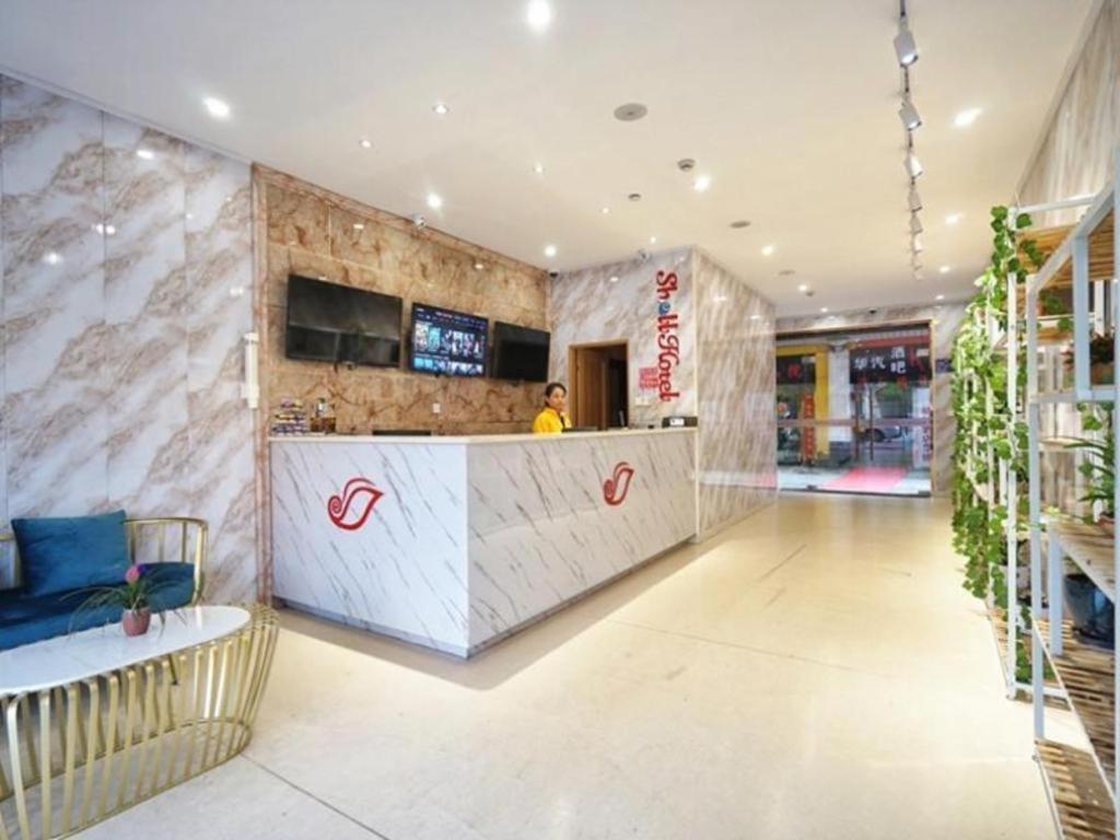 Shell Baoshan District Songbin Road Subway Station Hotel 2*