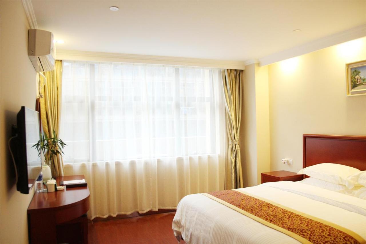 Shell Baoshan District Songbin Road Subway Station Hotel 2*