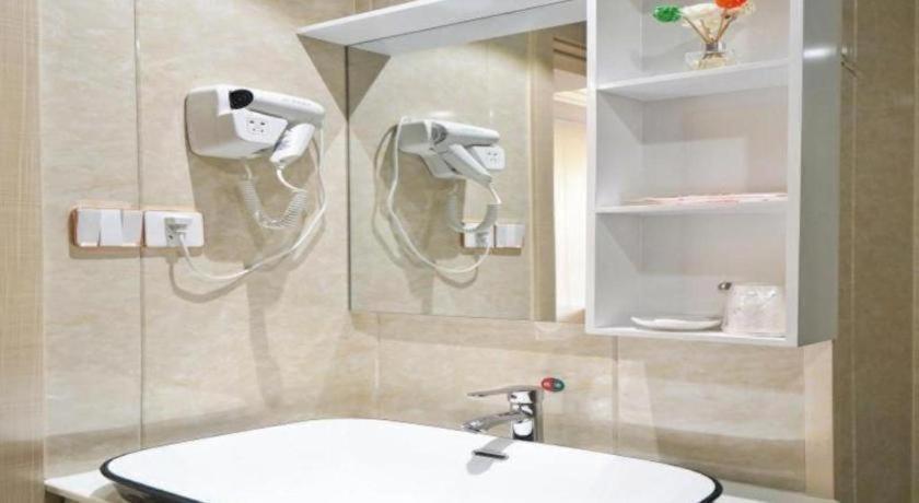 Hotel Shell Baoshan District Songbin Road Subway Station 2*