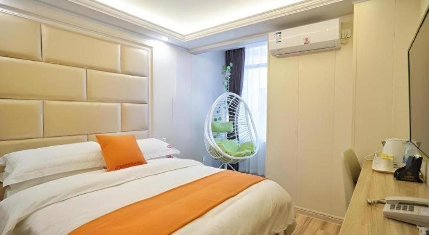 Hotel Shell Baoshan District Songbin Road Subway Station Shanghai