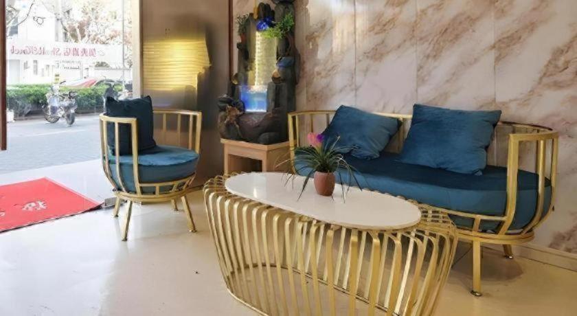 Hotel Shell Baoshan District Songbin Road Subway Station