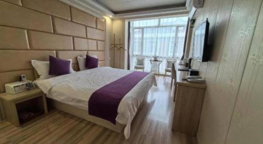 Hotel Shell Baoshan District Songbin Road Subway Station