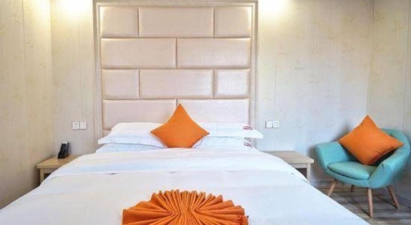 Hotel Shell Baoshan District Songbin Road Subway Station
